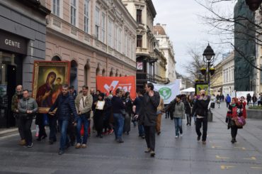В Белграде ещё накануне Пасхи Господней, на Благовещение Пресвятой Богородицы, состоялся 5-ый крестный ход за запрет абортов. Впервые о его проведении и о связанных с абортами демографических рисках заговорили либеральные медиаресурсы, чем вызвали дискуссию в сербском информационном пространстве.